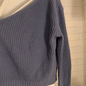 One shoulder tröja i stickat - Säljer min blå one shoulder tröja från NA-KD i stl M. Använd cirka 5 gånger. Inga defekter. Köparen står för frakten ev kan jag mötas upp inom Västmanland!✨✨🥰