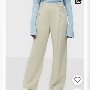 ”Everything Crepe Pants”- Nelly Trend - Beigea byxor från Nelly som aldrig kommit till användning!🤎 Storlek S och köparen står för eventuell fraktkostnad 🥰
