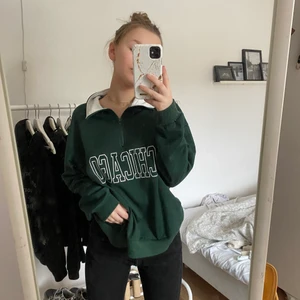 Grön tröja  - Säljer denna gröna tröjan då den aldrig kommer till användning bra skick och aldrig använd. Kan mötas upp i Jönköping
