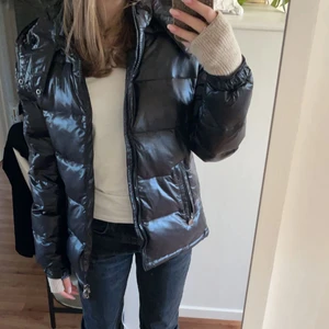 Glansig jacka - Superfin jacka! Köpt av en tjej här på plick, men säljer för att jag har köpt en annan💗 jackan är endast testad av både mig och henne. Jättebra skick. Vet inte märket då lappen är borta. Jag är storlek S och den sitter bra på mig💖