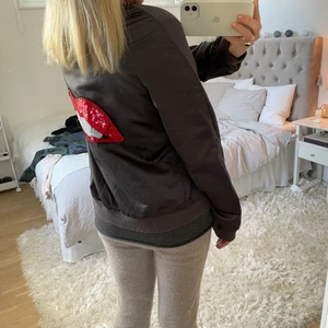 Egen designad jacka - Säljer denna coola jacka som jag designat själv! Lappen ska dock sys på men jag limmade, så den sitter lite löst på vissa ställen men går bara att limma mer eller sy på! Små fläckar från limmet finns på jackan som ni ser på bilden 