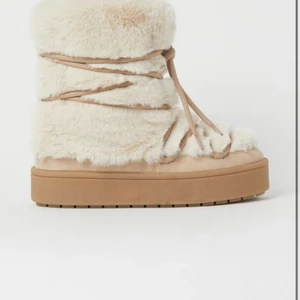 Hm boots - Intressekoll på dessa H&m skor som e helt slutsålda i strl 37 aldrig använda då dom e lite förstora för mig :/ men så sjuuukt snygga och vill egentligen behålla. Säljer endast vid bra bud !! Då dom e eftertraktade! Skriv för egna bilder 
