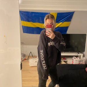 Tröja från Ginatricot  - En mörkgrå tröja från ginatricot med text ”self love” på sidan av ärmen. Vet ej vad som står fram på den. Det är hål i den vilket är från fabrik och alltså ska vara så. Den är skön och lagon tjock