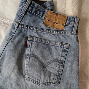 Levis jeans - Dessa skitsnygga levisjeans som inte kommer till användning🤗 lite baggy o sjukt trendiga!! Passar mig som beukar ha mellan 36/38 (storlek s)