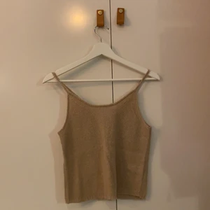 Zara linne - Ett Zara linne stikat i färgen Beige. I storlek 11-12 cm 152. Helt oandvänd. DM mig om ni vill ha fler bilder eller mer information. Plus frakt!