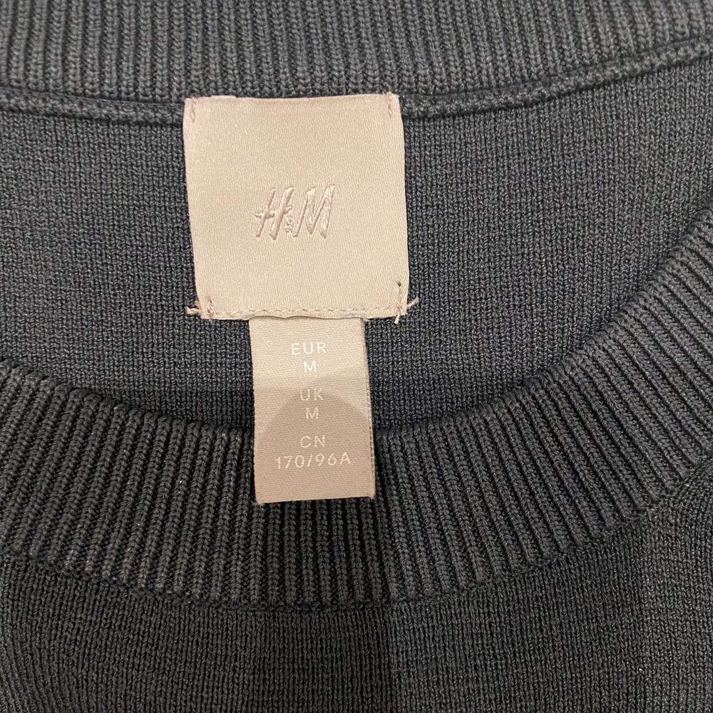 En jätte fin ”stickad” tröja från H&M i storlek M. Färgen är marin blå/grå. Stickat.