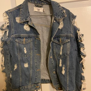 Ripped jeansjacka - Jacka från rebecca stella. Älskar den men tyvärr passar den inte i längre :(((
