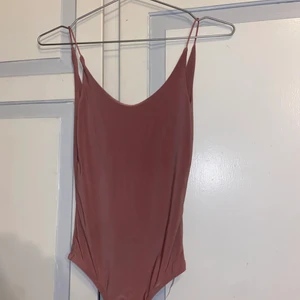 Rosa body - En ”smuts rosa” body från gina som aldrig blivit använd