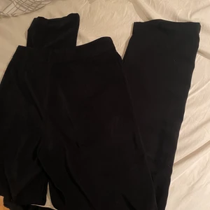 Kostymbyxor från bik bok - Säljer de populära kostymbyxorna i modellen Andriane. Dessa sitter tajt och snyggt i rumpan men är vida längst benen, såå fin passform❤️‍🔥 säljs pga jag har köpt nya kostymbyxor, passar mig som är 36-38!