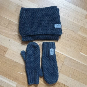 Vantar och halsduk från Rituals - Vantar och halsduk från märket Rituals. I använd men mycket bra skick. Mjuk och skön material. 38% Viscos 22% Extrafine wool 5 Alpaca. Säljs som paketpris. Vantar passar de som har storlek S-L, sitter läsare på om man har xs