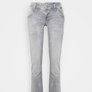 Grå jeans  - Intressekoll på dessa LTB jeans. Nypris 679kr och köpta på Zalando. Använda 2 gånger💖Skriv på privat för frågor!
