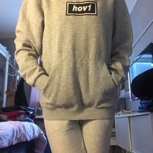 Hov1 merch tröja strlk s - Såldes endast under en period. Släppt i sömmen på ena armen men bara att sy igen.