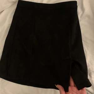 Svart mockakjol - Säljer denna HELT NYA svarta mockakjol med en slita på ena sidan. Från Pull&bear, storlek S✨✨💓