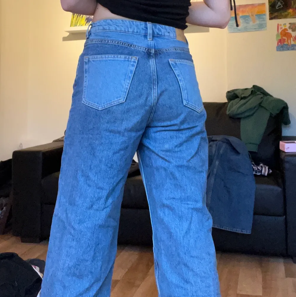 Blåa baggy jeans från monki. Skitsnygga då de inte är i samma blå på hela byxan utan är ljusblå på vissa ställen. Säljer då dom är för små för mig💘. Jeans & Byxor.