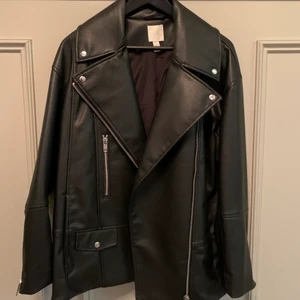 Oversized skinnjacka - Oversized skinnjacka från HM. Passar alla storlekar! Svart