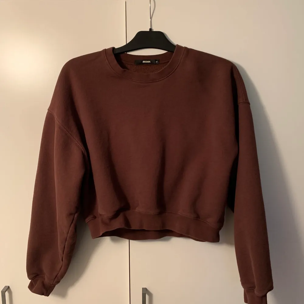 Fin brun tröja i storlek medium från bikbok. Passar även s. Använd ett fåtal gånger, mycket fint skick💕. Tröjor & Koftor.