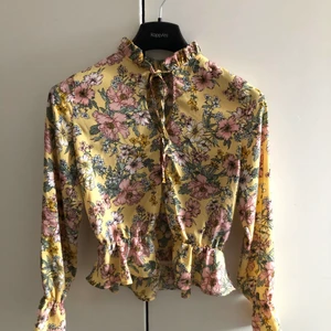 Blus strl XS - Blommig blus från ginatricot strl 34,  använd ett fåtal ggr , skönt tunt material , luftiga ärmar , volanger och andra fina detaljer 