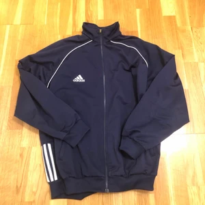 Adidaströja - En riktigt nice adidas zip-up i en marinblå färg köpt på humana.🥰🙏💥