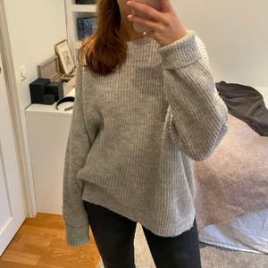 Stickad tröja  - Säljer denna supermysiga tröjan från HM. Den är i storlek M men sitter oversized på mig som brukar ha S-M. Den är lite nopprig, men i övrigt bra skick. DM vid intresse!💕💕 (köpare står för frakt)