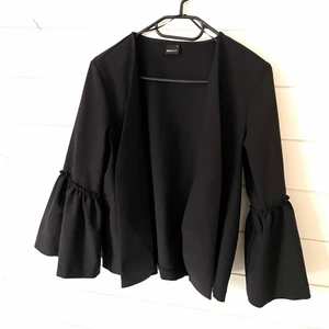 Kavaj - Superfin kavaj med lite utsvängda armar som en snygg detalj! Storlek S, fint skick