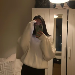 Stickad tröja 🤍 - Stickad tröja köpt ifrån Zara, den är använd 1 gång så i nyskick! Sitter fint oversized och jätteskön 🤍 