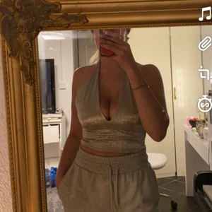 Fest topp  - Skitsnygg fest topp! Aldrig använt då jag inte känner mig bekväm i den då den är lite liten i brösten, annars super fin!🥰🥰