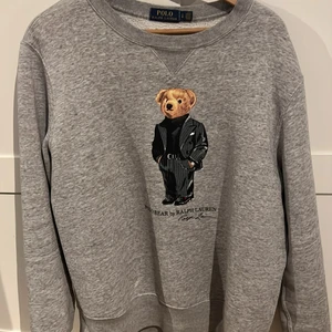 Tröja  - Säljer min ralph lauren tröja då den ej kommer till användning köptes för runt 2300kr minns ej exakt summa cond 8/10 str l mitt pris 1000