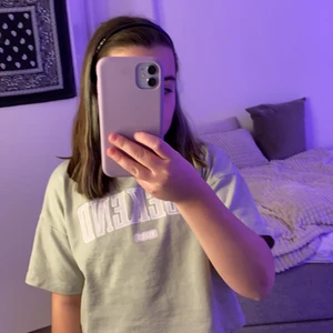 En grön lila tröja  - Den är så skön och mysig lagom varm. 