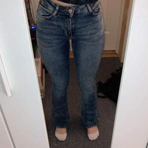 Säljer mina typ lågmidjade blå jeans som är vida vid smalbenen som jag köpte på Gina tricot. Säljer pga att dom blev för små för mig men passade i längden så skulle tro att de passar perfekt för dig som är 1.50-1.55😊pris går att diskuteras