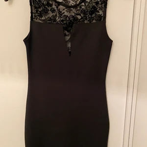 Svart spetsig klänning - Säljer min klänning som jag har använt 1 gång. Den e snygg och sitter väldigt bra. Säljer pga att den inte passar mig längre 😅💕