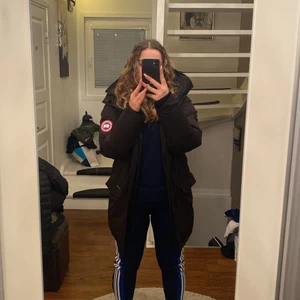 Canada goose jacka storlek M - Säljer denna jacka eftersom den är för stor för mig. Den är väl använd. Den går ej att stänga med det går att fixa, därför säljer jag den för så billigt. Kom privat för fler bilder.
