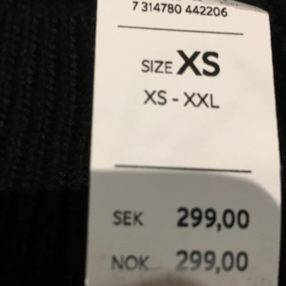 Jätte varm och skön stickad tröja från lindex, köpt i julen typ❤️ den är XS men skulle nog passa en S, jag kan betala frakt❤️ den är köpt för 299 men säljer lite billigare<3. Stickat.