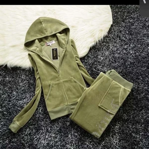 Juicy Couture  - Säljer dessa superfina AliExpress byxorna , Juicy Couture i färgen Army Green!! Säljer pågrund av att jag inte får användning av byxorna!! Använt ca 1-3ggr och passar stl xs-s!! Kom privat eller kommentera för fler frågor eller bilder! 💗💗💗Nypris: 537! Säljer för 310