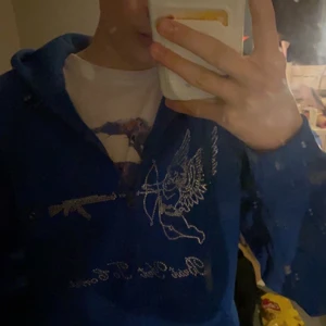 Best yet to come hoodie - Säljer min blåa best yet to come hoodie i storlek S, säljer pga för liten. Aldrig använd förutom på bilden🙃 10/10 kvalitet (kan också byta mot storlek M) - köparen står för frakten