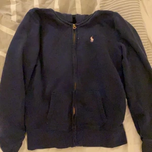 Ralph lauren tröja marin blå  - Säljer min jätte fina Ralph lauren, säljer den tyvärr för att den är lite för liten på mig i armarna  annars hade jag väldigt gärna velat använda den ❤️ Den skulle nog passa xs-s❤️