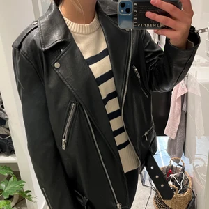 Skinnjacka  - Min fina skinnjacka från Carin Wester! Den är svart mellerad och svincool! Köpt för 1400❤️