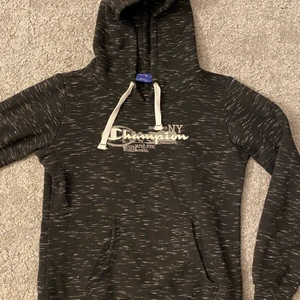 Grå champion tröja - Eh vanlig grå tröja i storlek S men sitter som en XS denr väldigt skön. Även äkta.  Inte så använd.