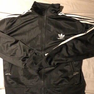 Adidas kosta, XL - Säljer åt min mamma då hon inte använder den. Storlek XL men sitter som en M/L. Jättefint skick då den knappt är använd.