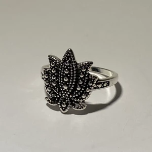 Ring - Silverring i form av en buske.