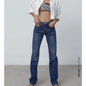 Zara mid Rise straight jeans - Så snygga, populära och slutsålda jeans från Zara. Mid Rise straight i mörk blå - finns ej kvar på hemsidan - knappt ancända, köparen står för frakten🖤 köp direkt för 350+frakt