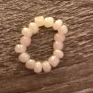 3 handgjorda ringar 20 kr  - 3 fina handgjorda ringar, det är lillfinger, ringfinger och långfinger som ringarna är gjorda för. Aldrig använda och jätte fint skick! Börjar budet på 20 kr :) 