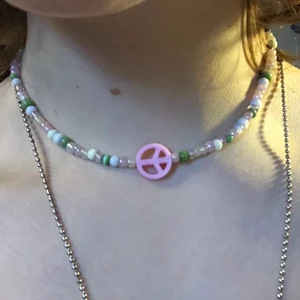 Halsband - Jättegulligt egengjort halsband med små glansiga pärlor och elastiskt band. Går enkelt att trä över huvudet. Liten knut när bandet fästs ihop, men inget man tänker på. Jättesöta pastellfärger!!