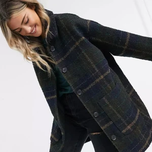 Oversized wool coat short från Monki - Kortare kappa från monki i färgen svart med checks, i storlek S.