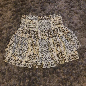 Volangkjol  - Så fin volangkjol från Lindex! Aldrig använd:) storlek S, men skulle även säga att den passar XS och M do den är väldigt stretchig⭐️⭐️ Högsta bud: 140kr köp direkt för 250