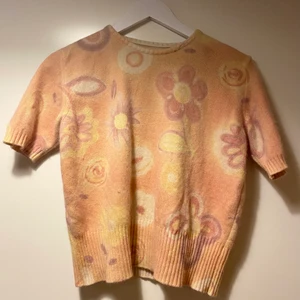 Mysig tröja - Supersöt tröja i 50% laine ull, 50% angora! Uppskattas till storlek M. Köpt på Humana, aldrig använd av mig! Frakt inkluderat i pris 👍