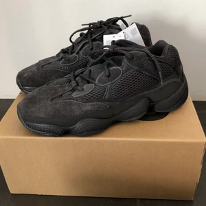 Yeezy 500 utility black  - Säljer min killes skor som endast är testade inomhus (frakten kan diskuteras)💘 