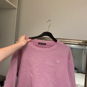 Acne tröja  - En lila modern acne tröja, fint skick! Tröjan passar både S/M beroende på hur man vill den ska sitta. Ny pris 1999kr köpt inne på acne affären i Stockholm! 