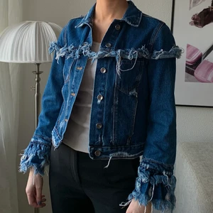 Cool jeansjacka - Annorlunda jeansjacka i storlek M. Den är lite liten i storleken skulle jag säga då den passar mig som är en strl S💙 Köparen står för frakten!