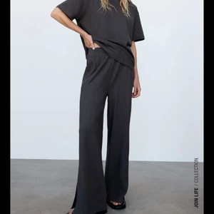 Zara byxor  - Säljer dessa utsålda gråa Zara byxor. Endast använda 1 gång så de är i jättebra skick! Storlek M men skulle säga att de passar både M och S 🤎 DM för fler bilder 😊