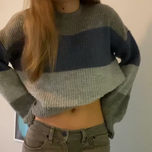 Mysigaste tröjan - As slapp och fin stickad tröja, superbra skick för priset💋 Storlek S sitter lagom oversized. Kontakta för frågor elr intresse!